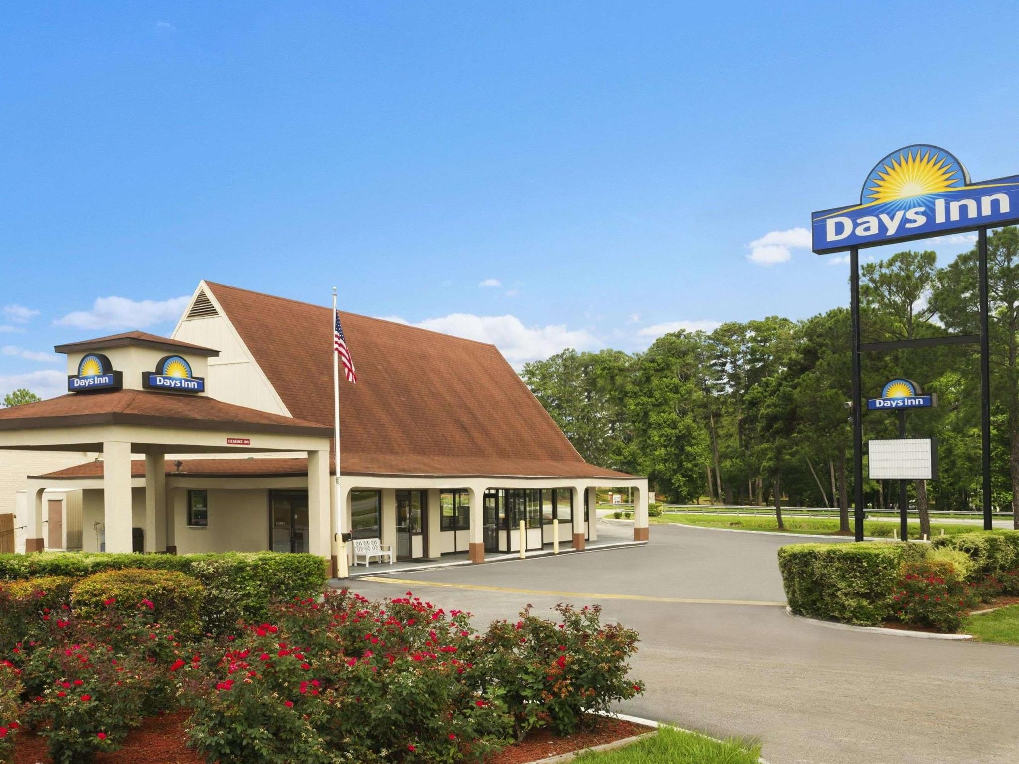 Rose Garden Inn & Suites Thomasville — photo 1